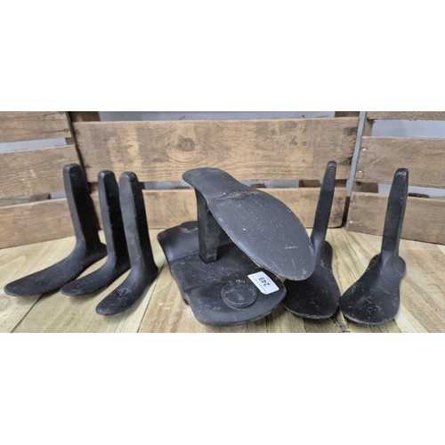 249 - Vintage cast iron Cobblers last and feet forms, sizes- infant 1,2,3,4,5 with fitting bracket.