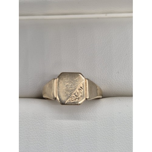 81 - 9ct yellow gold signet ring. [Ring size N] [1.87grams]