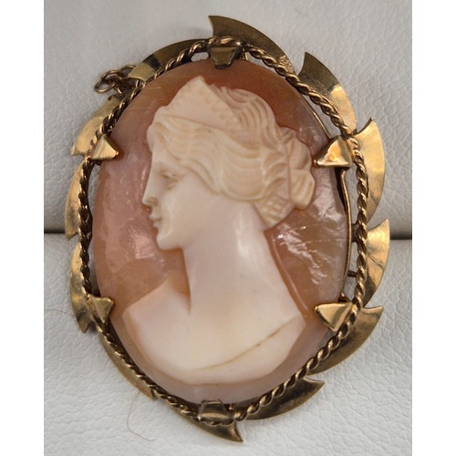 128 - 9ct yellow gold and carved cameo brooch. [4.39grams]