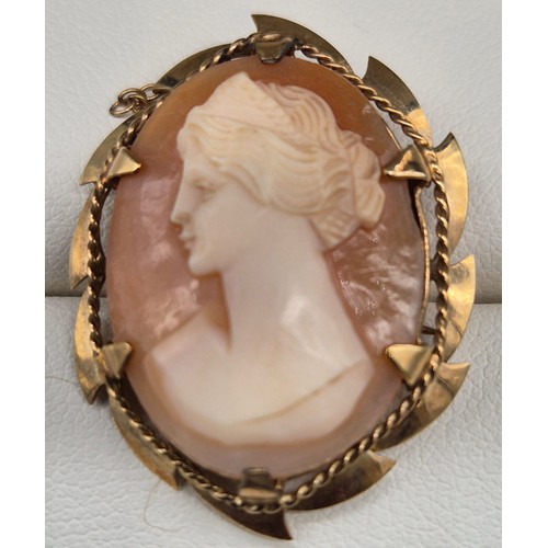 128 - 9ct yellow gold and carved cameo brooch. [4.39grams]