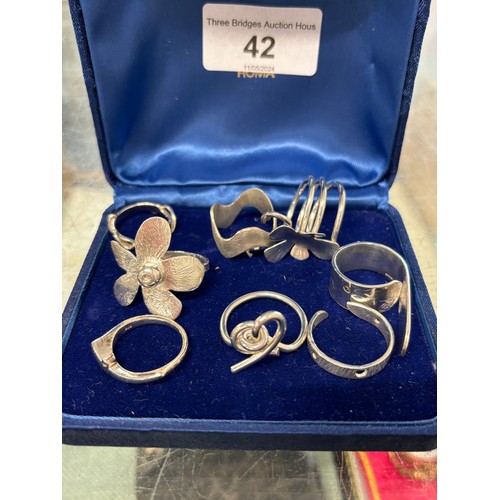 42 - A Selection of Contemporary Edinburgh silver rings and various others; 925 silver ring fitted with a... 