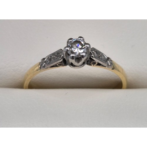 119 - Antique 18ct yellow gold ring set with a round cut diamond stone and two small round cut diamonds to... 