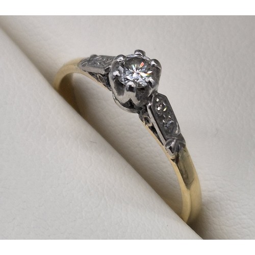 119 - Antique 18ct yellow gold ring set with a round cut diamond stone and two small round cut diamonds to... 