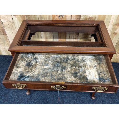 470 - Early 19th century mahogany bijouterie/ silver drawer cabinet. Glass missing from top, Blue velvet i... 