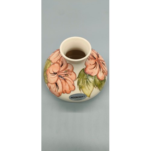 William Moorcroft hibiscus pattern vase [10cm high]
