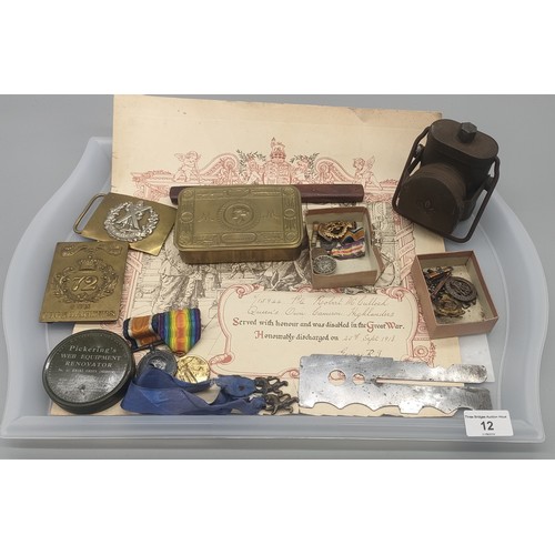 12 - Tray of military collectables; Cameron belt buckle, Duke of Albany 72 Own Highlanders plaque, Picker... 