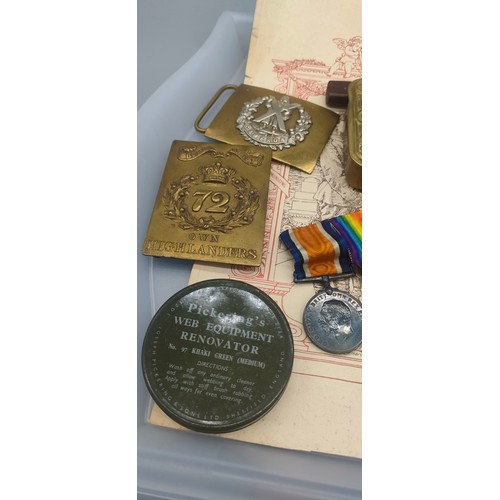 12 - Tray of military collectables; Cameron belt buckle, Duke of Albany 72 Own Highlanders plaque, Picker... 