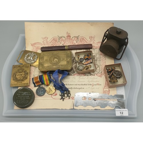 12 - Tray of military collectables; Cameron belt buckle, Duke of Albany 72 Own Highlanders plaque, Picker... 