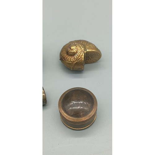 15 - Four various vestas and snuff boxes; Brass horse head vesta, Brass ornate shell snuff box, One Penny... 