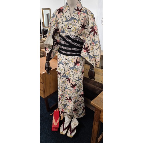 64 - A vintage Japanese yukata outfit; two pairs of Japanese yukata shoes & belt