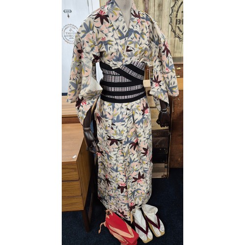 64 - A vintage Japanese yukata outfit; two pairs of Japanese yukata shoes & belt