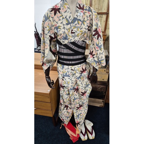 64 - A vintage Japanese yukata outfit; two pairs of Japanese yukata shoes & belt