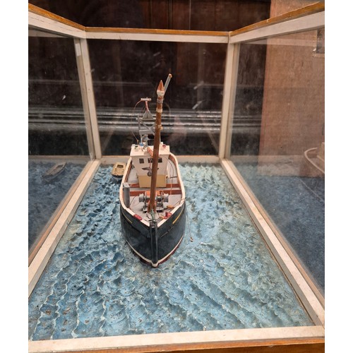 183 - Vintage model boat diorama in a fitted display case [30x59x34.5cm]