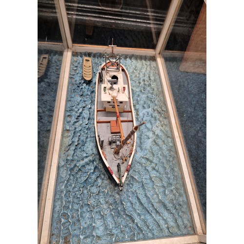 183 - Vintage model boat diorama in a fitted display case [30x59x34.5cm]