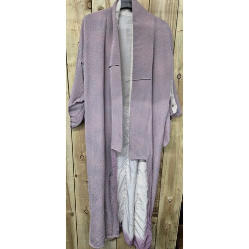 259 - Japanese Kimono in purple silk showing a shagreen effect. White silk interior. Signed by the artist ... 