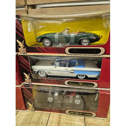 304 - A collection of six 1.18 scale classic Road signature models, two 1971 Jaguar E types, 1958 Pontiac ... 