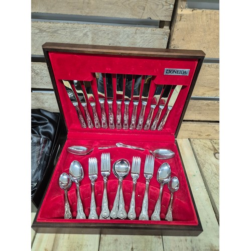 320 - Oneida silver plated canteen of cutlery together with Mackintosh crystal glass set in fitted box