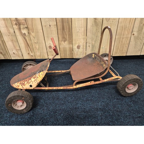 352 - Vintage child's speed light tin plate pedal car [Needs attention]