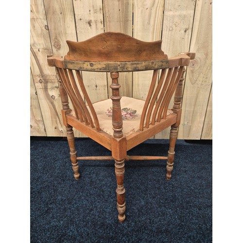 266 - Edwardian corner chair with turned supports [Needs attention] [73.5x61x40cm]