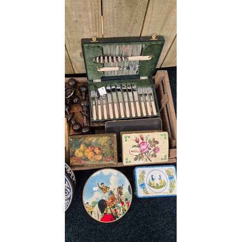 385 - A collection of vintage cutlery boxes [mostly empty] together with collection of vintage tins & bake... 