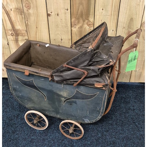 391 - 1930s Leeway carriage child's dolls pram with original wheels- shop display