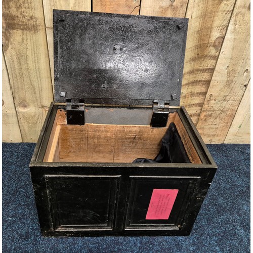 399 - 19th century deed/Safe box with key [31x45x30cm]