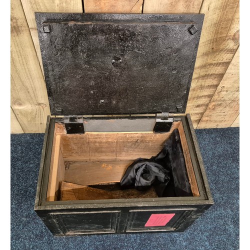 399 - 19th century deed/Safe box with key [31x45x30cm]