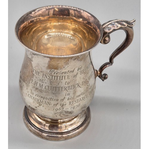 34 - Birmingham silver stein drinking cup. Engraved with family crest to one side and presentation speil ... 