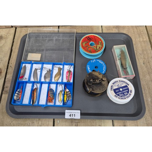 411 - A Tray of vintage fishing lures & Mallochs small brass fly reel together with fishing line