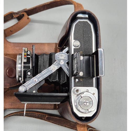 176 - Zeiss Ikon Ikonta bellow camera. Comes within a leather fitted casing.