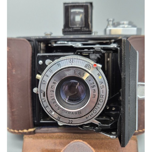 176 - Zeiss Ikon Ikonta bellow camera. Comes within a leather fitted casing.