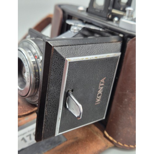 176 - Zeiss Ikon Ikonta bellow camera. Comes within a leather fitted casing.