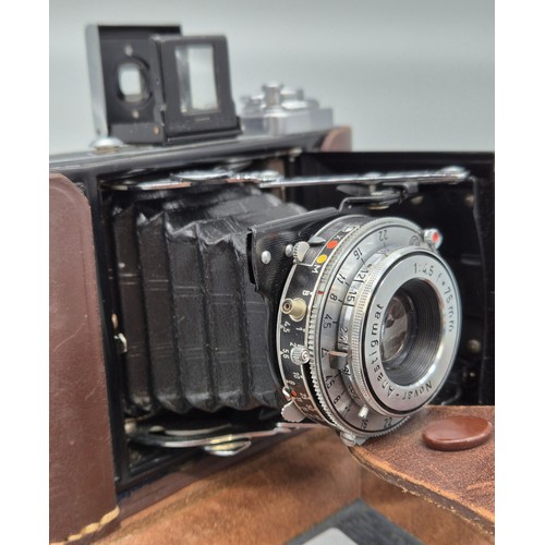 176 - Zeiss Ikon Ikonta bellow camera. Comes within a leather fitted casing.