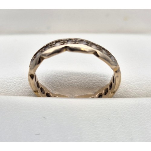 18 - 9ct yellow gold band ring fitted with quartz gem stones. [2.16grams] [Ring size- N]
