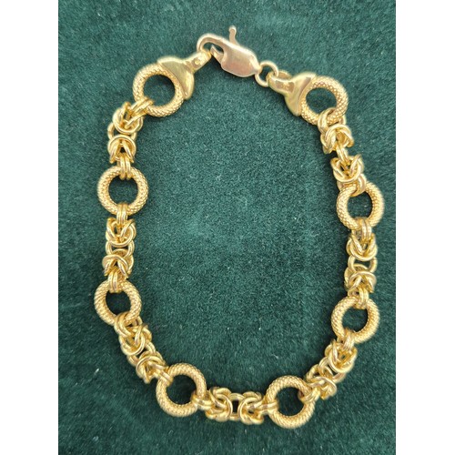 19 - Unusual linked 9ct yellow gold bracelet. [20cm length] [8.04grams]