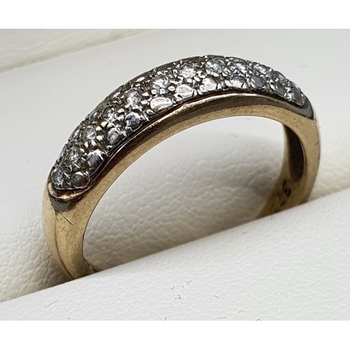 12 - 9ct yellow gold and diamond stone ring. .15ct diamonds. Round cut diamonds, brilliant white. [3.69gr... 