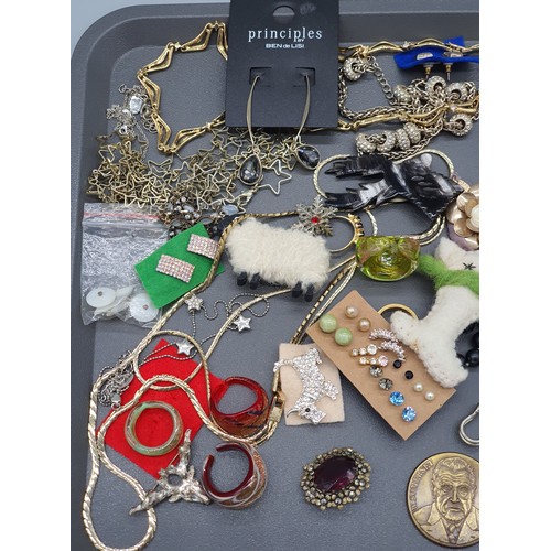 99 - A Tray of costume jewellery; art deco compact, various murano rings and other collectables