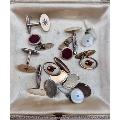 72 - A Collection of jewellery; Malachite stone necklace fitted with a 9ct yellow gold clasp and catch, p... 