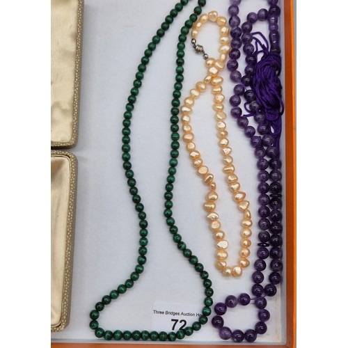 72 - A Collection of jewellery; Malachite stone necklace fitted with a 9ct yellow gold clasp and catch, p... 