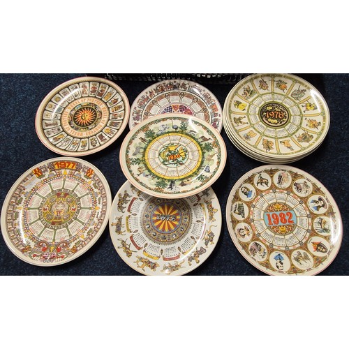 357 - A Large collection of collectors plates; Coalport 1980s Christmas plates, Wedgewood The street of Lo... 