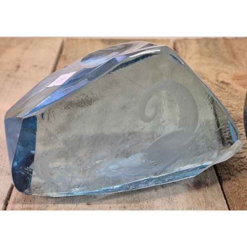 133 - Large blue glass engraved sculpture. Signed Bruce Walker. 1981- 