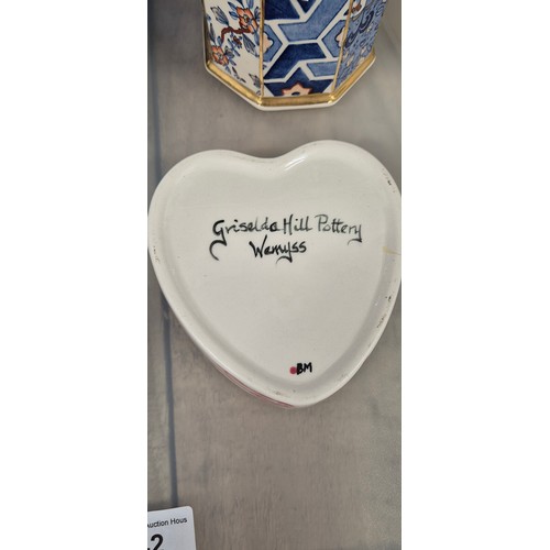 142 - Tray of collectable porcelain: Griselda Hill Wemyss pottery heart shaped trinket box, Pottery vase, ... 