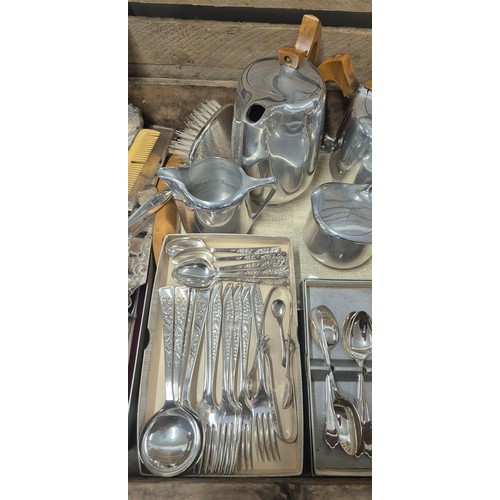 430 - Crate of silver plated items; Picquot tea and coffee service with serving tray, Arthur Price grape a... 