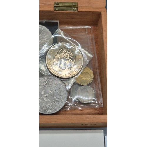 76 - A Collection of mixed coins and banknotes; 1986 Commonwealth games coin, Crowns, Foreign banknotes, ... 