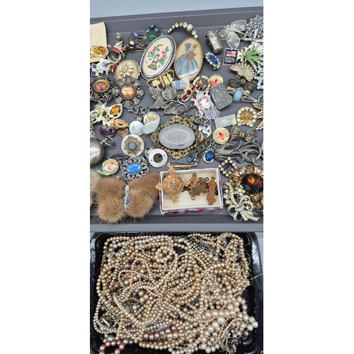 89 - A tray containing a large quantity of antique and vintage jewellery; 9ct gold and seed pearl bar bro... 