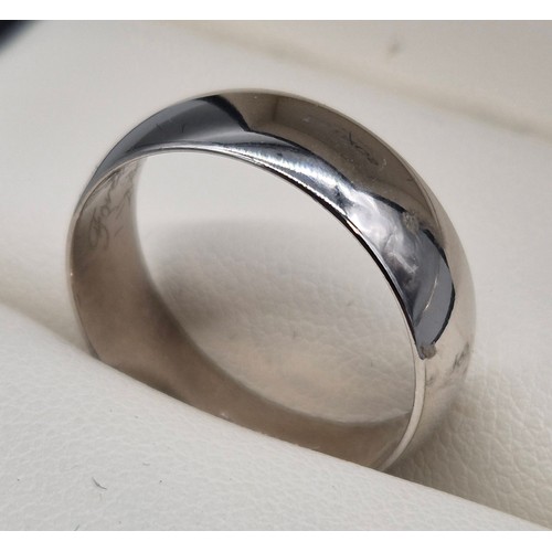 32 - 9ct white gold wedding band ring. [Ring size Q] [3.48Grams]