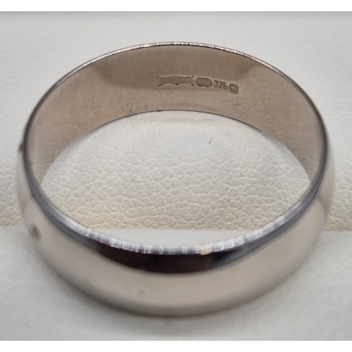 32 - 9ct white gold wedding band ring. [Ring size Q] [3.48Grams]