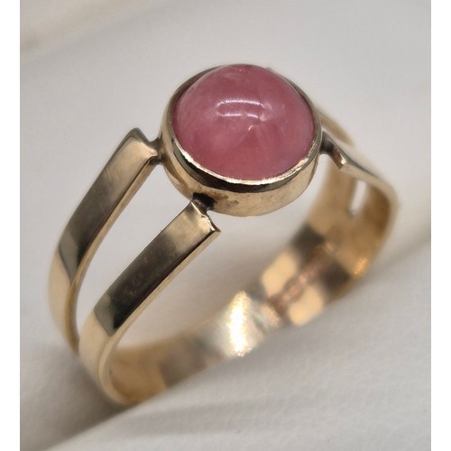 47 - 9ct gold pink rose quartz ring. [Ring size L] [2Grams]