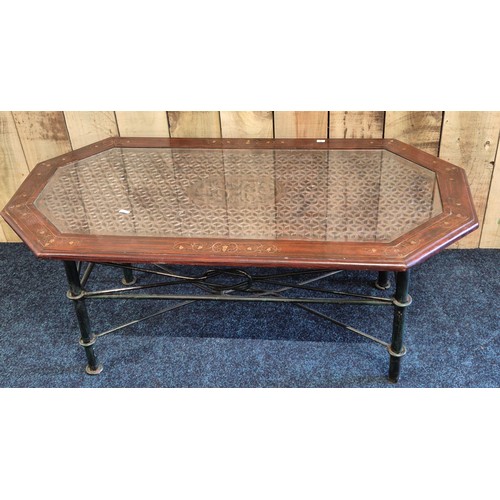 522 - Coffee table; made up of an Indian rosewood and inlaid top section and wrought iron base. [44x110x56... 