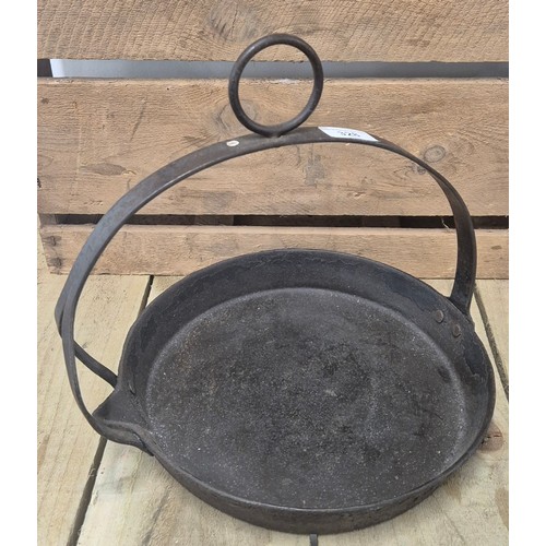 328 - Victorian cast iron skillet with handle and pouring spout. Marked to the underside. [28x30x27.5cm- i... 